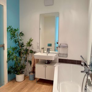 Das Bad mit Badewanne