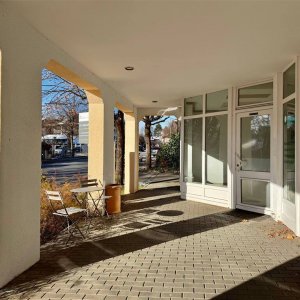 die vorgelagerte Ladengalerie