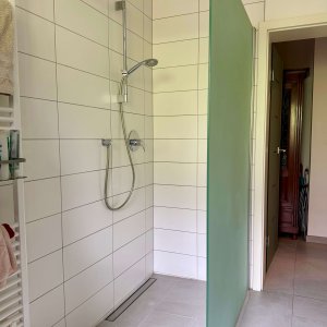 ..mit bodentiefer Dusche