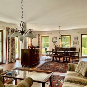 Das großzügige Wohnzimmer