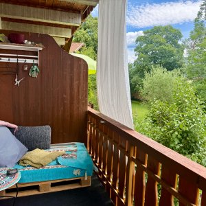 mit Blick in den Garten