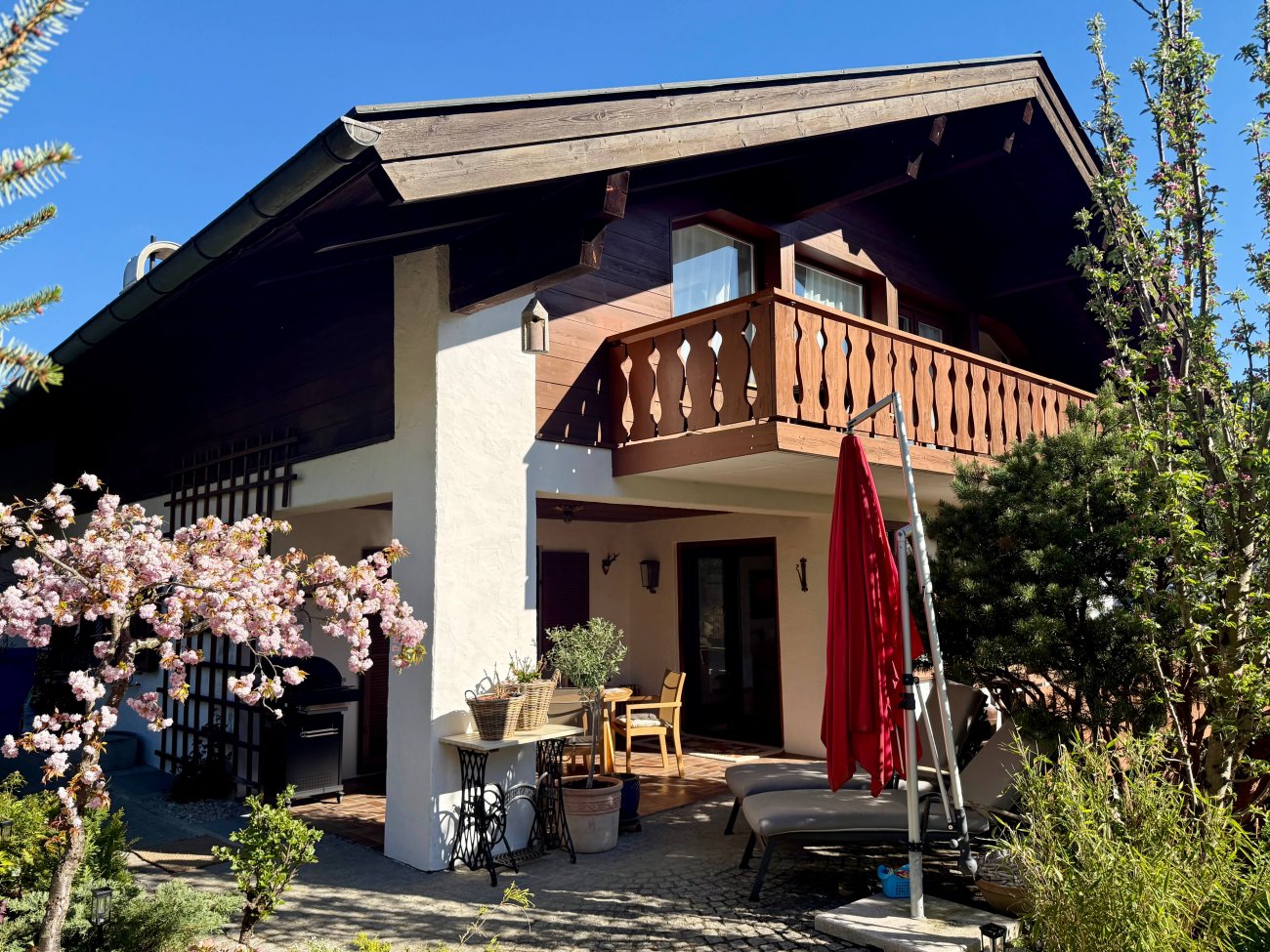 Hausansicht mit Terrasse